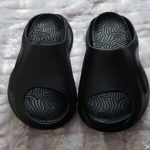 Pretty Little Thing Black Cut Out Rubber Ribbed Sole Slip On Sliders Size  38/5